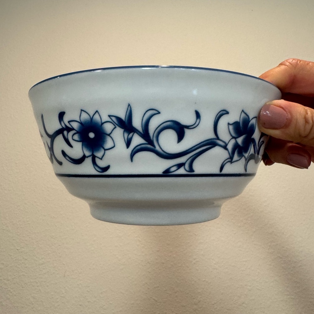 2 Blue and White Porcelain Decorative Bowls In Excellent Condition - Picture 5 of 12